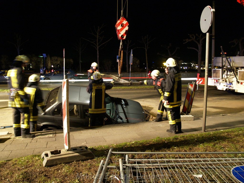VU BMW fuhr in Baugrube Konrad Adenauer Ufer P24.JPG